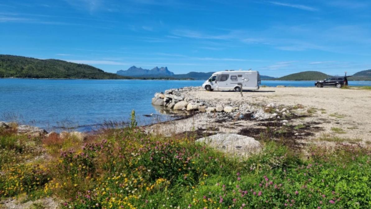 Ulvsvag Gjestgiveri Og Fjordcamping As Exterior photo