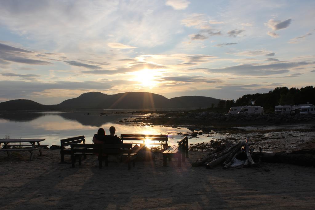 Ulvsvag Gjestgiveri Og Fjordcamping As Exterior photo